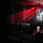 Tele Latino Movies en un cine en casa con palomitas